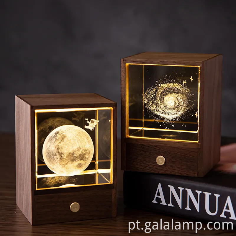 Caixa de luz noturna de madeira encantada com esfera de cristal radiante